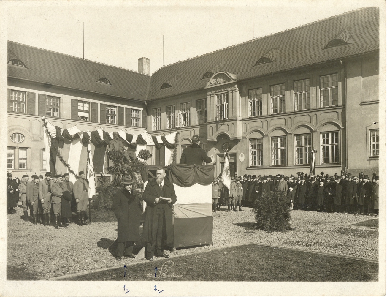 MUDr. Wacław Olszak při oslavě 80-tých narozenin prezidenta T. G. Masaryka, u jeho pomníku před Masarykovou měšťanskou školou