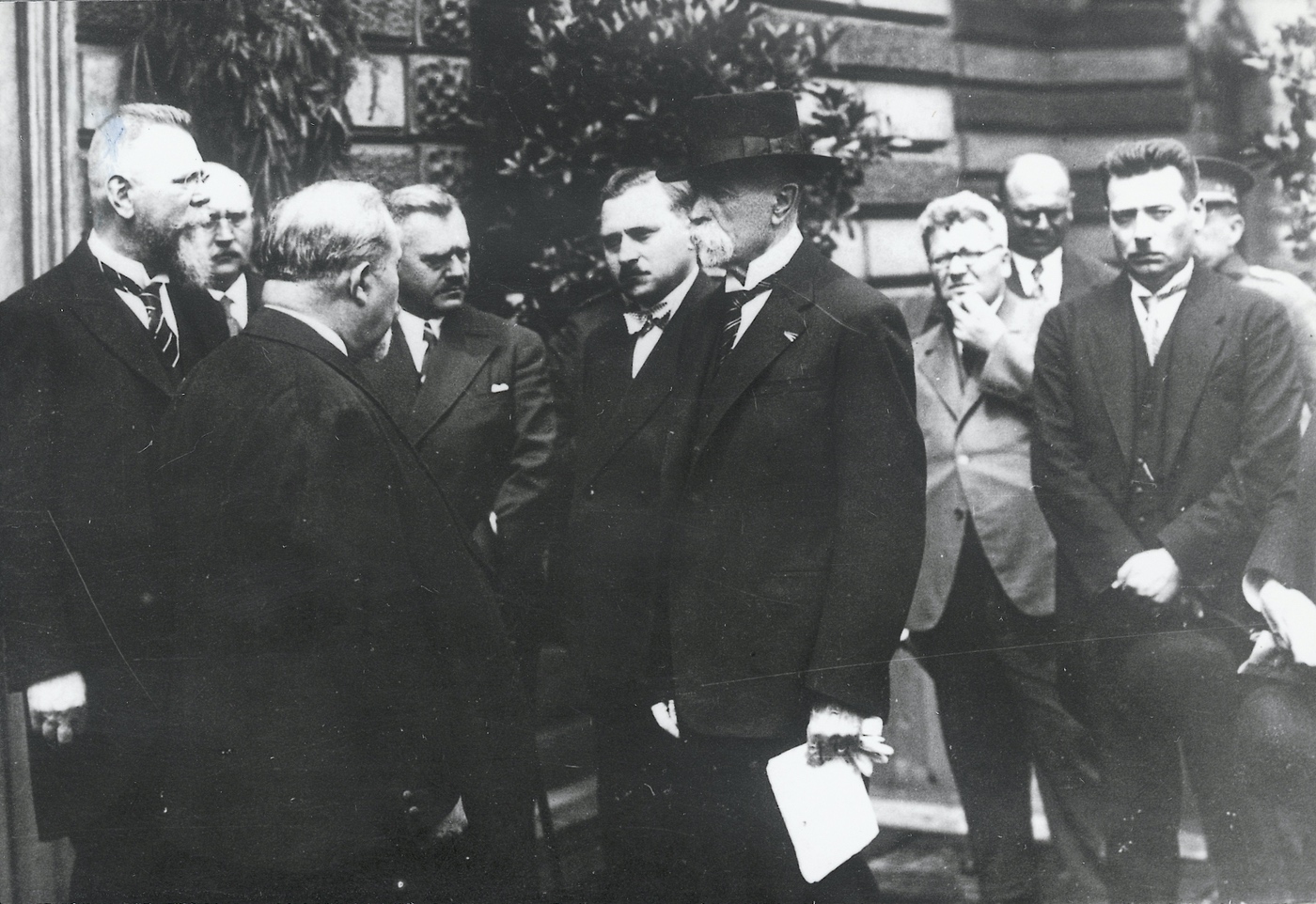 Starosta města Dr. Olszak (úplně vlevo) při návštěvě prezidenta republiky T. G. Masaryka v Karvinné dne 6. 7. 1930