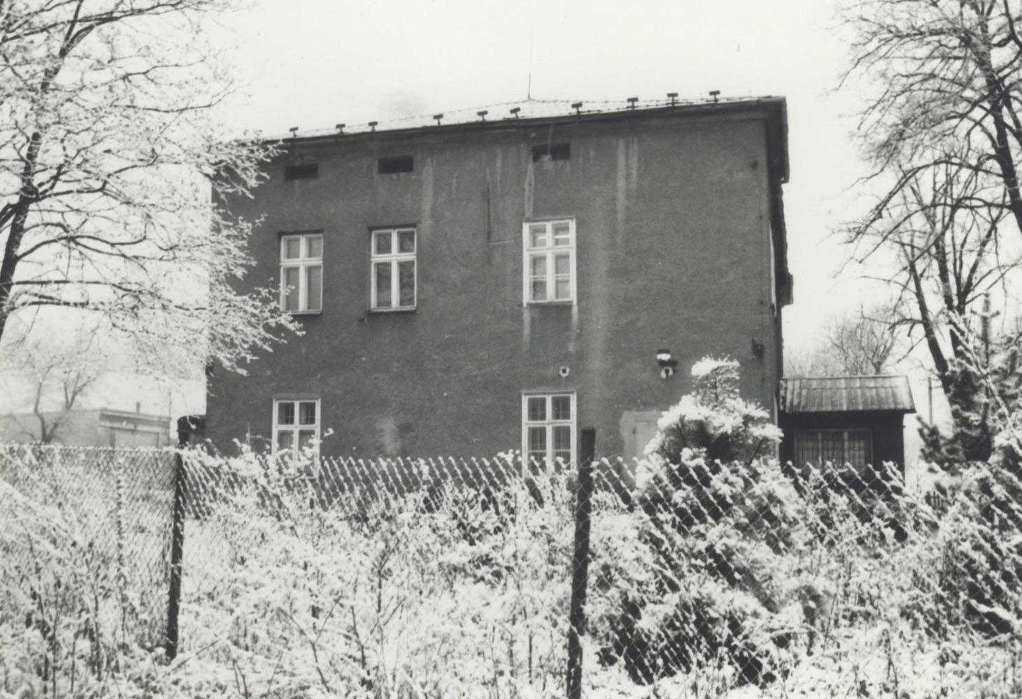 Adaptovaný dům čp. 447 na fotografii z roku 1992 (Výrobní družstvo invalidů Slezanka)
