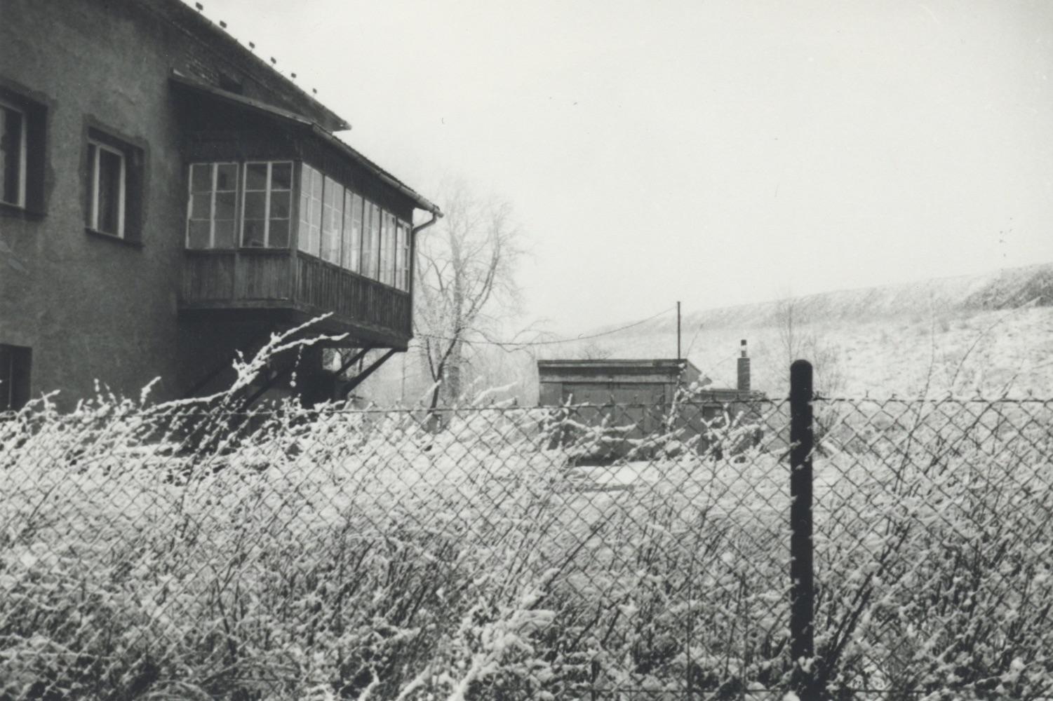 Adaptovaný dům čp. 447 na fotografii z roku 1992 (Výrobní družstvo invalidů Slezanka)