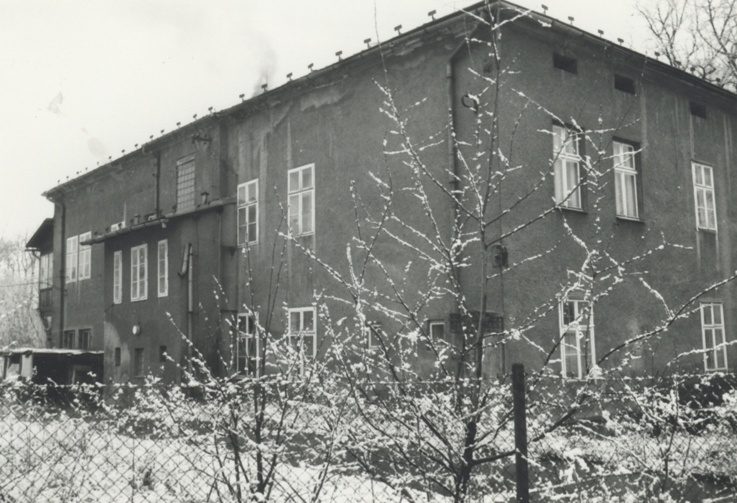 Adaptovaný dům čp. 447 na fotografii z roku 1992 (Výrobní družstvo invalidů Slezanka)