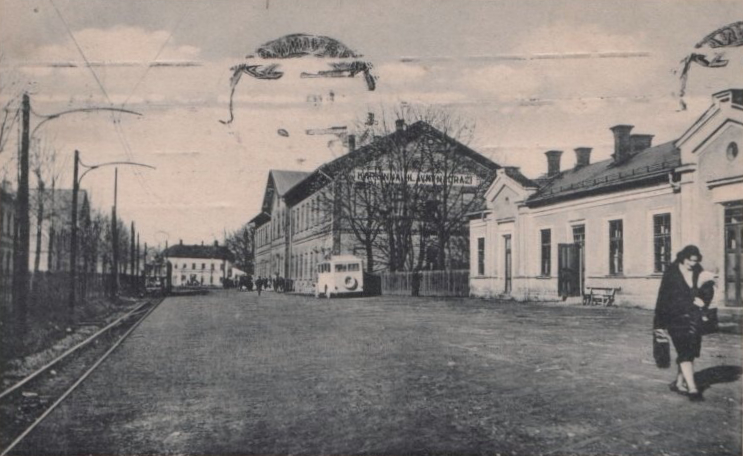 Budova hlavního nádraží v Karvinné v roce 1933. V pozadí bílá budova Restaurace Garni Haubenstock.