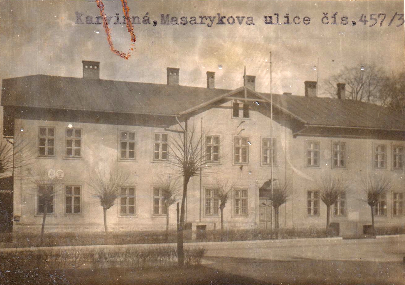 Budova čp. 457 na fotografii pro účely okresní správy (1945-1948)