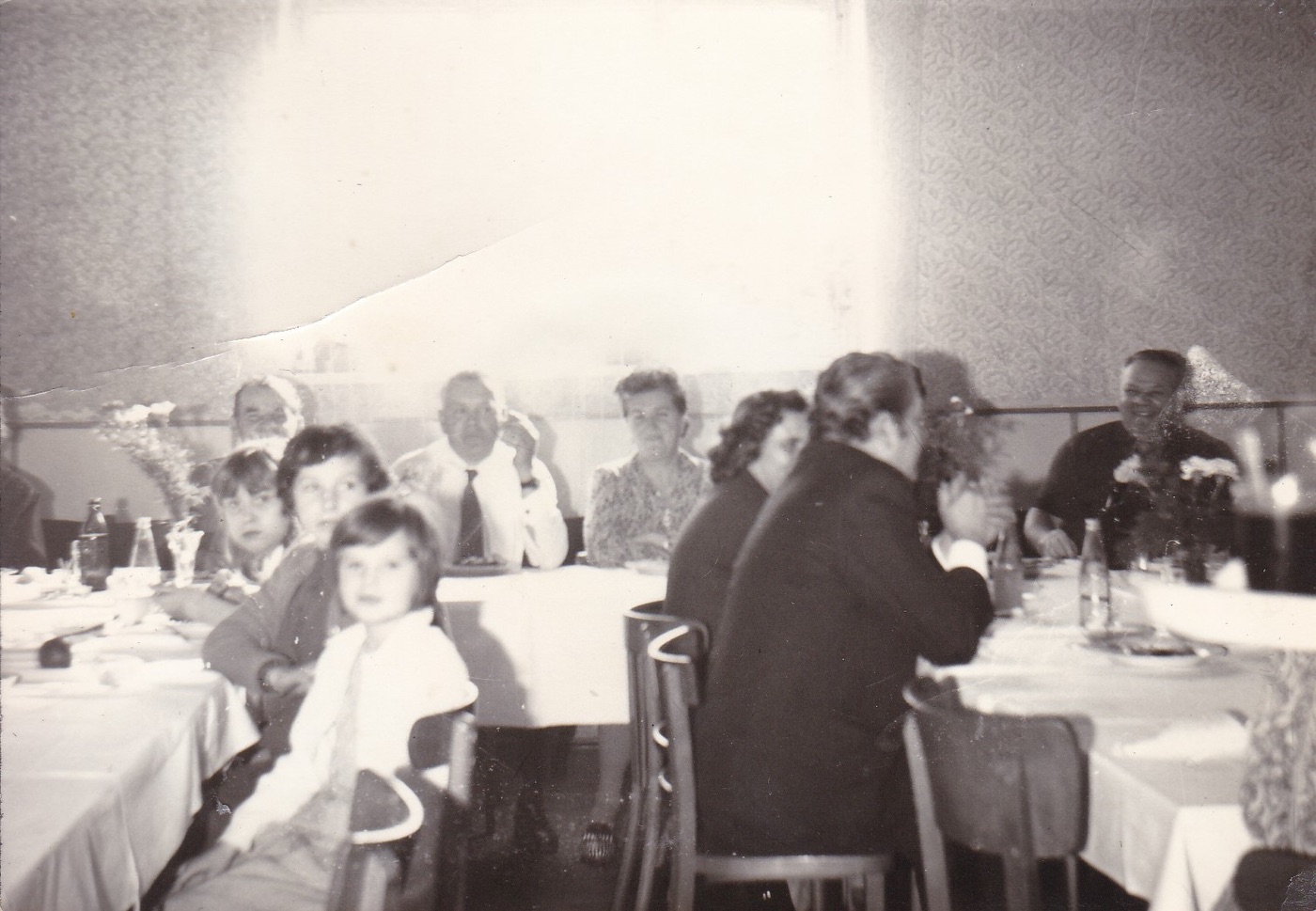 Momentka ze života... Záběr z interiéru Restaurace Ručka, čp. 459. (S laskavým svolením p. Eriky Schweserové, ze soukromé sbírky)