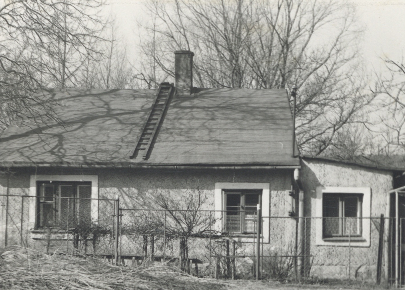 Dům čp. 46, který vznikl postupnými přestavbami (1952 a 1961) z původního stavu z roku 1840 (fotografováno v roce 1983)