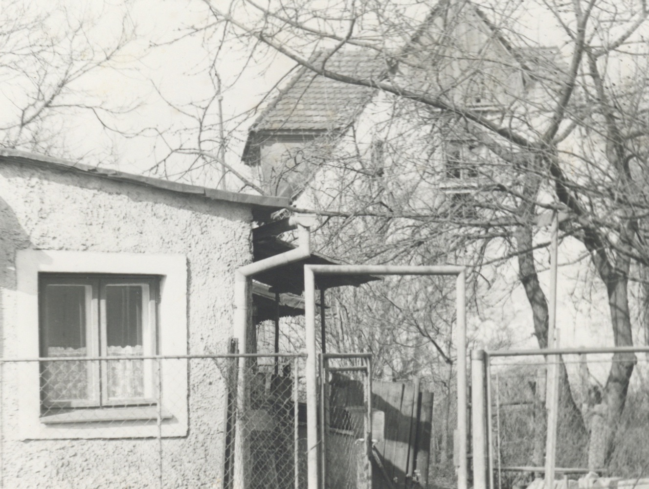 Veranda domu čp. 46, který vznikl postupnými přestavbami (1952 a 1961) z původního stavu z roku 1840 (fotografováno v roce 1983)
