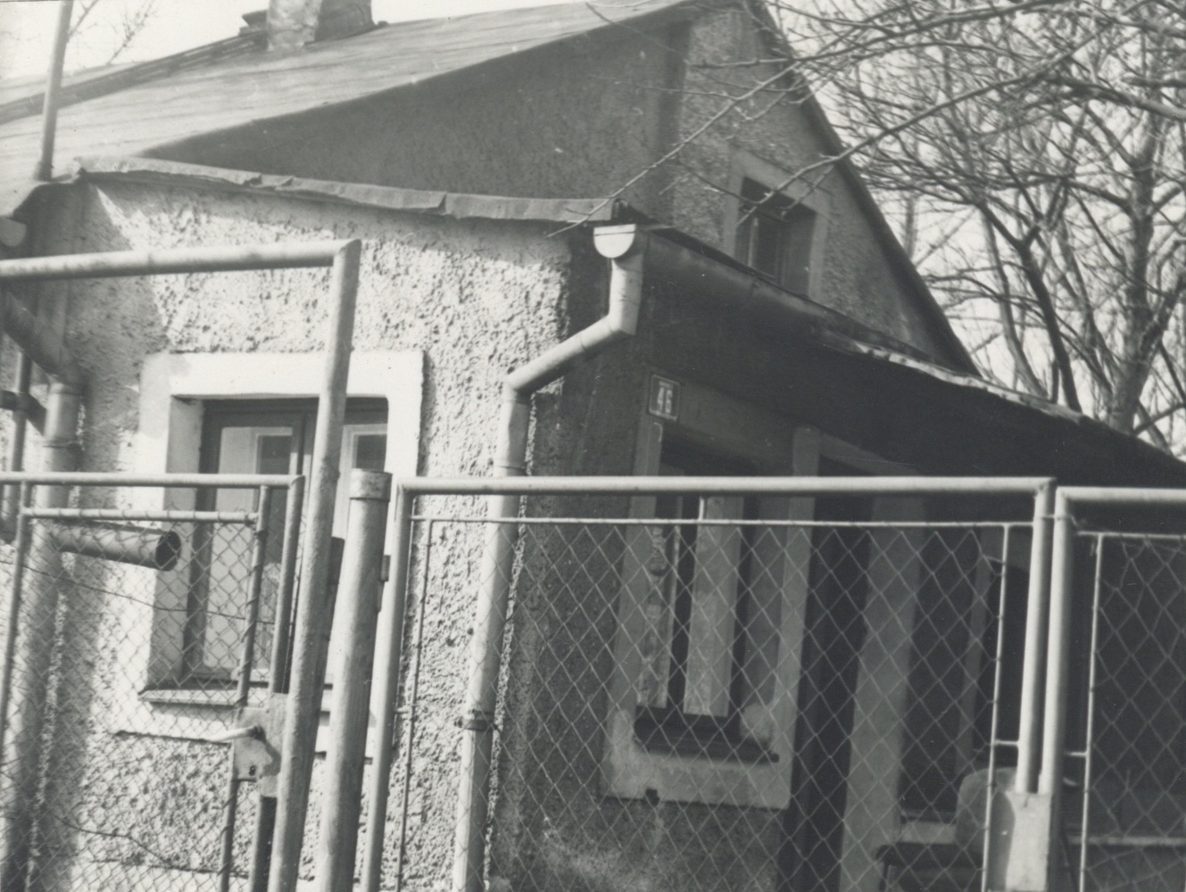 Dům čp. 46, který vznikl postupnými přestavbami (1952 a 1961) z původního stavu z roku 1840 (fotografováno v roce 1983)