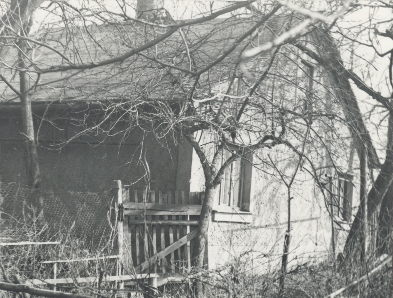 Dům čp. 46, který vznikl postupnými přestavbami (1952 a 1961) z původního stavu z roku 1840 (fotografováno v roce 1983)