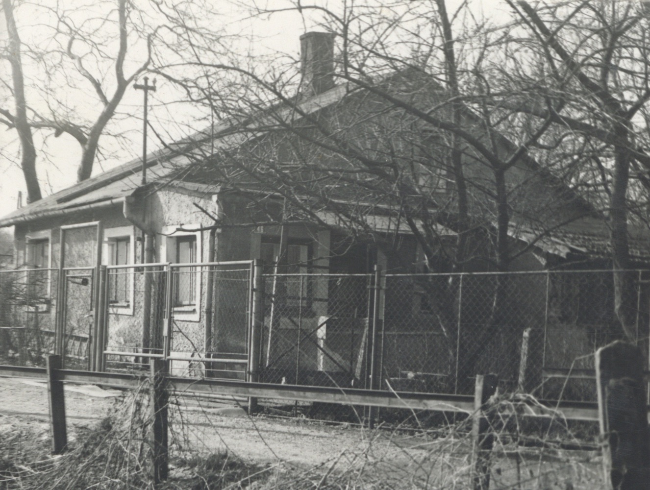 Dům čp. 46, který vznikl postupnými přestavbami (1952 a 1961) z původního stavu z roku 1840 (fotografováno v roce 1983)