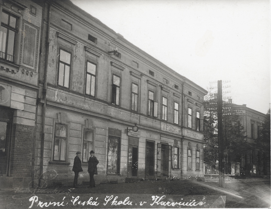 Restaurace Viktor Flach naproti Masarykově měšťanské škole. V letech 1908–1912 byla v prvním patře umístěna česká soukromá škola. Její založení prosadili členové Čtenářsko-vzdělávacího spolku v Karviné. (Fotografie karvinského fotografa Pankráce Stankuše, Státní okresní archiv Karviná, 714)