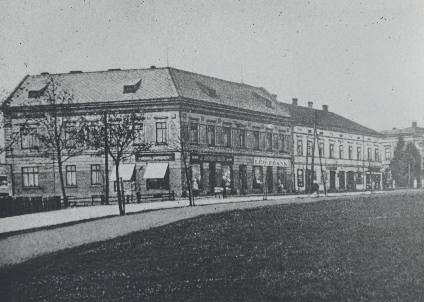 Vlevo dům čp. 1168 (Leo Frank) a za ním dům čp. 470 (Restaurace Viktor Flach)