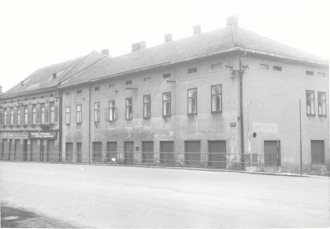 Budova (čp. 470) 1. české soukromé školy Ústřední matice školské z let 1908-1912. Později tzv. Komplex Viktor Flach (restaurace, optik Orenstein, cukrovinky Rupa, textil a obuv Schneider).