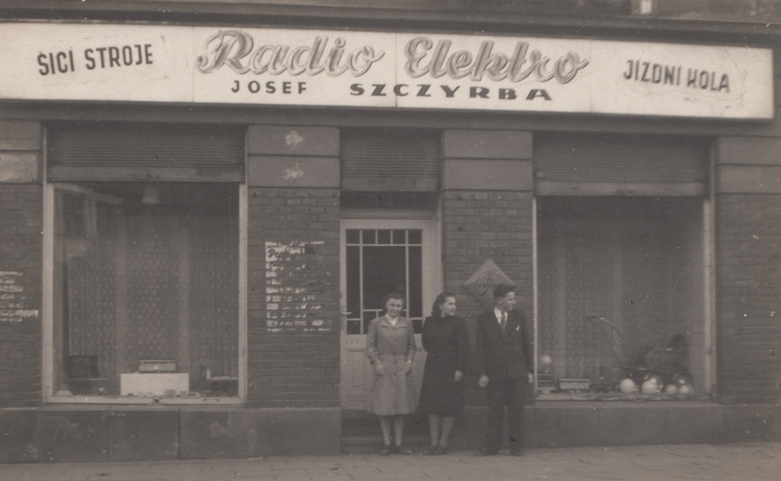 Prodejna Radio-Elektro Josef Szczyrba v prostorách domu čp. 1168 (se svolením p. Vladislava O., ze soukromé sbírky)