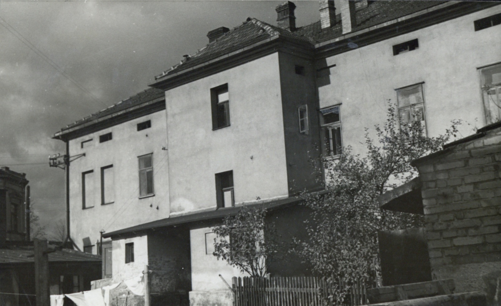 Zadní trakt komplexu Viktor Flach (čp. 470), vlevo roh Lékárny u sv. Barbory, čp. 422 (Identifikace snímku: Petr Bindač)