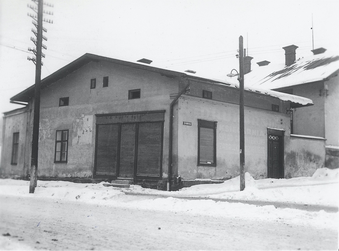 První tiskárna v Karvinné, založená Johannem Nitkiewiczem v roce 1904. Od roku 1906 byla v této budově první pošta, která byla v roce 1908 přesunuta do nové radnice.