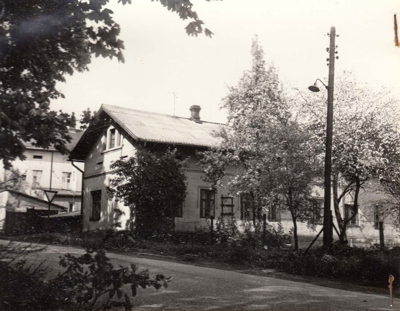 Dům čp. 475 (Potraviny Else Jelenowicz) na fotografii z roku 1979