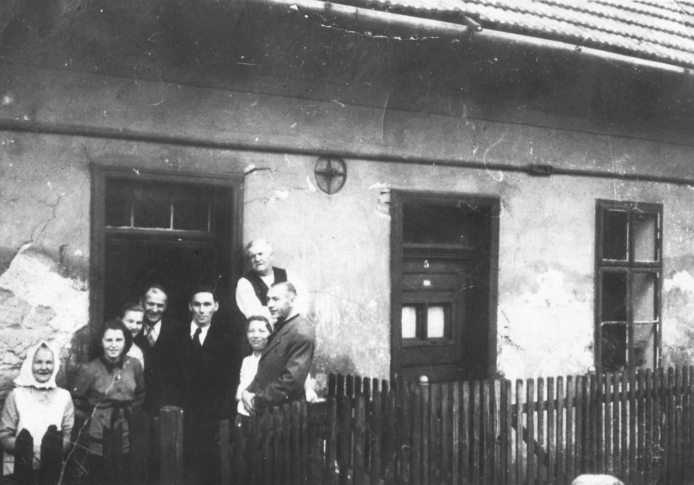 Rodina Weglarzy před domem čp. 482 v Bílé kolonii, přibližně v roce 1930 (s laskavým svolením p. Karla Pastuszka, ze soukromé sbírky)