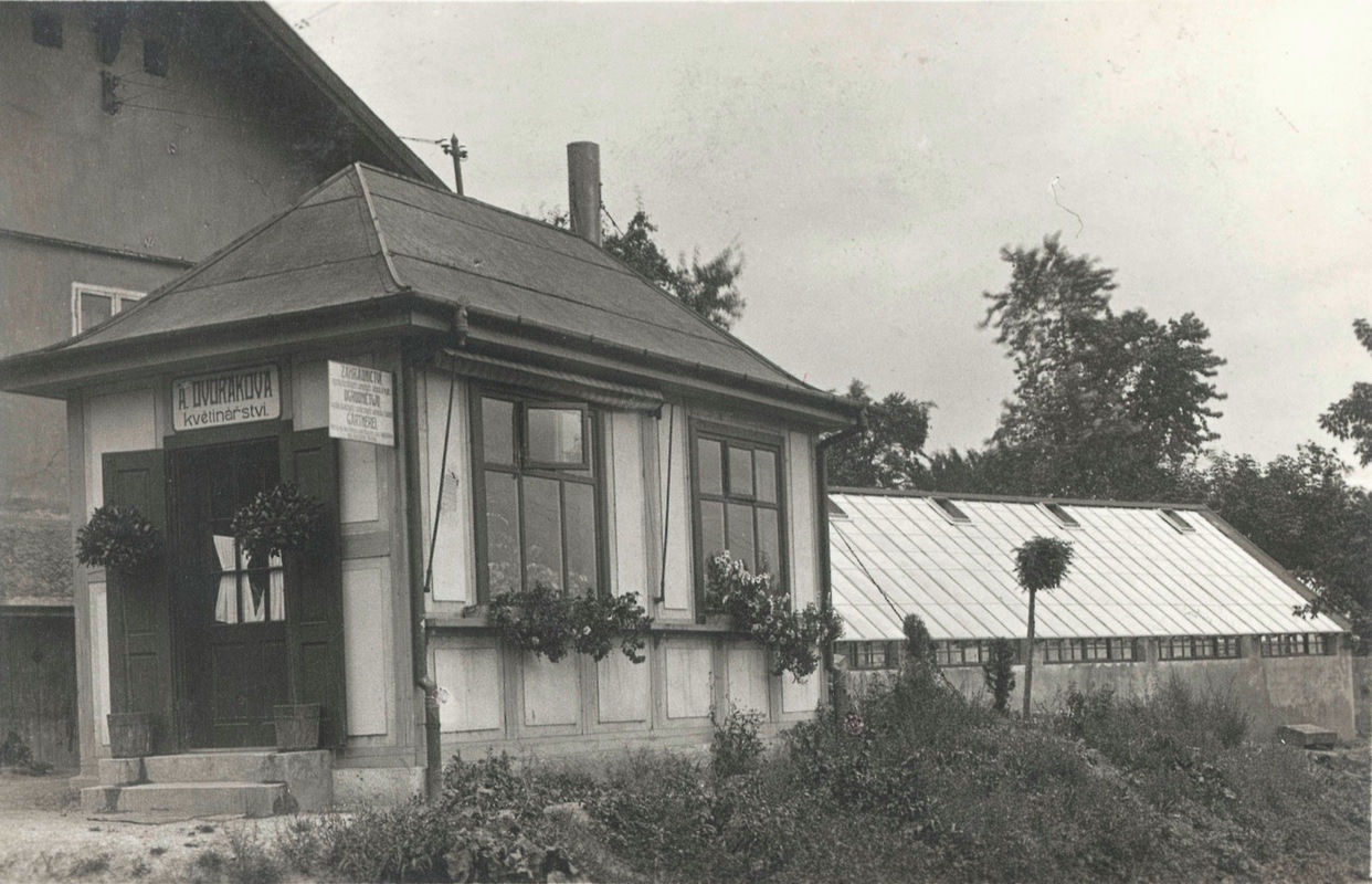 Budka pod domkem čp. 49 (původní Zahradnictví Dvořák) byla postavena v roce 1924 a v roce 1952 přemístěna do dvora domu čp. 14. 