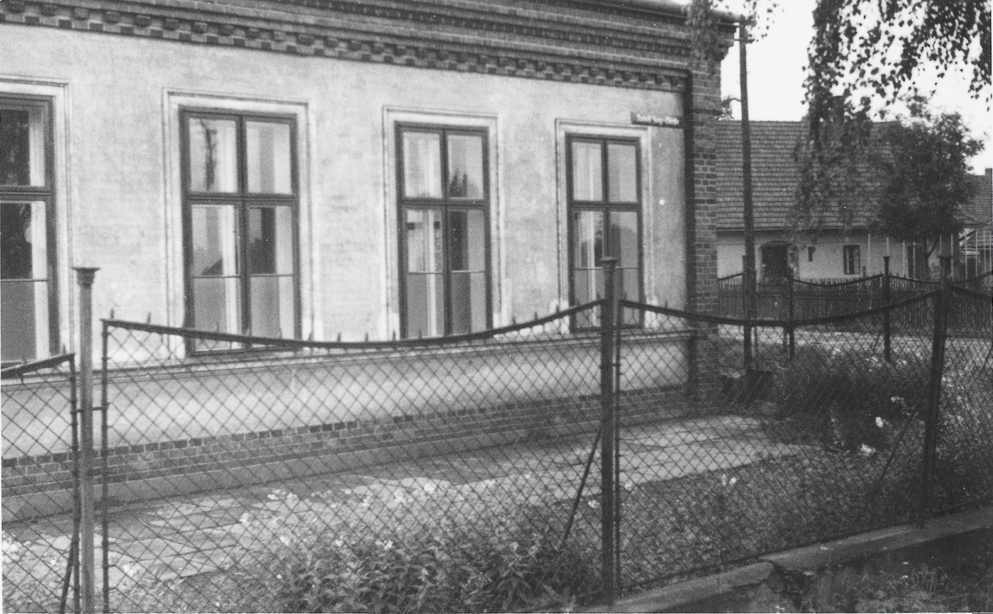 Záběr na budovu Klášterní mateřské školy Báňské a hutní společnosti u jámy Gabriela (čp. 699), v pozadí dům čp. 51
