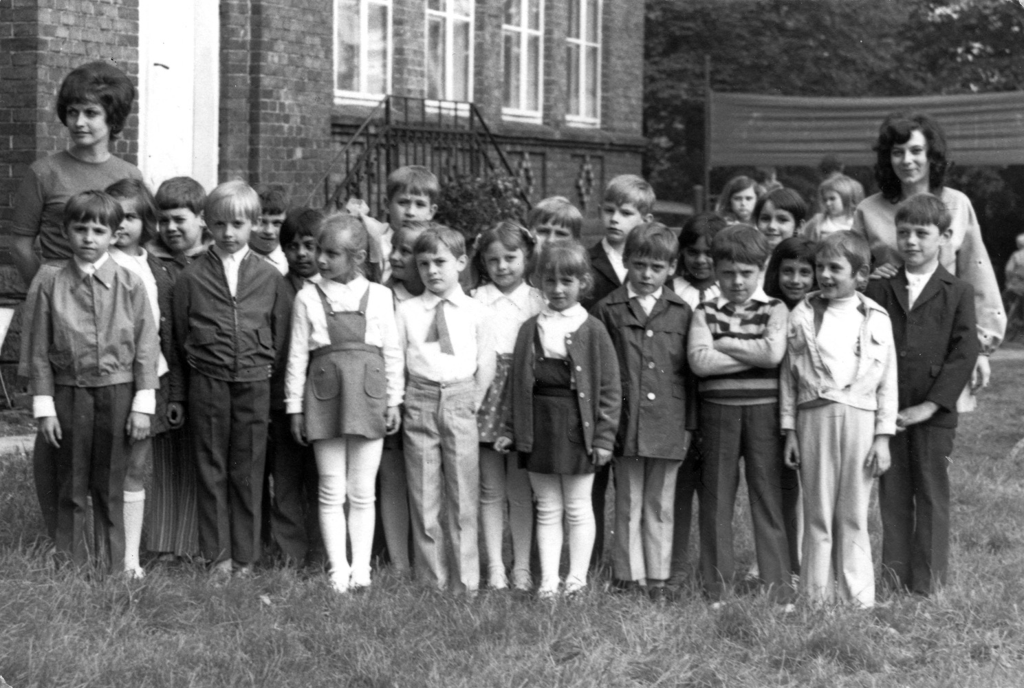 Skupinová fotografie 1. třídy v roce 1972 u budovy školy na Jindřichu (S laskavým svolením p. Karla Pastuszka, ze soukromé sbírky)