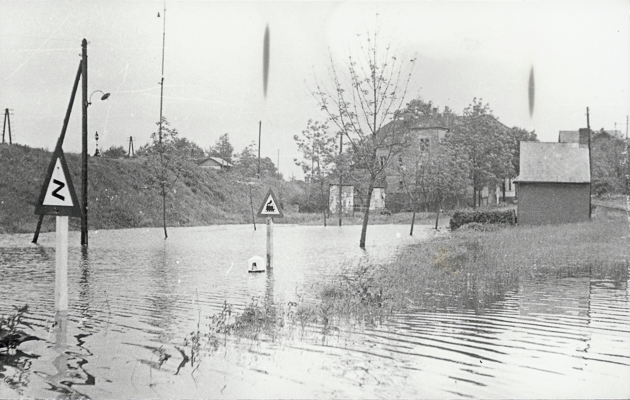 Zaplavená silnice od podjezdu až k nádraží v Karvinné (1940).