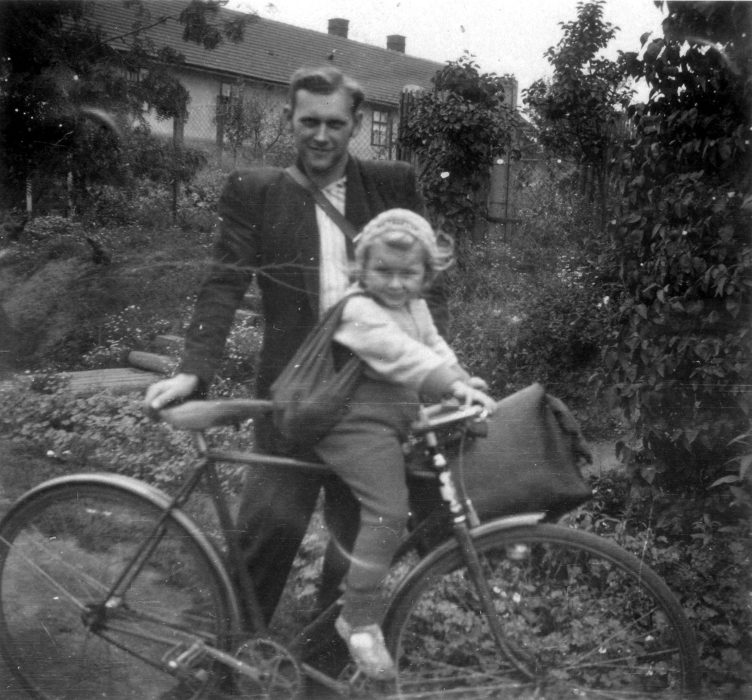 Momentka ze života... V pozadí dům čp. 534 (S laskavým svolením p. Silvie Široké, ze soukromé sbírky)
