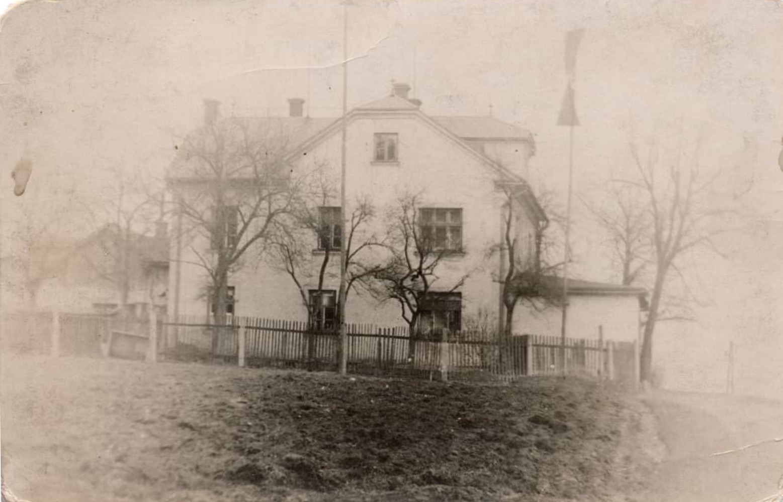 Dům čp. 544 (Potraviny Szostek). Dům koupili 30.7.1923 Henryk a Amálie Szostkovi od Zofii Szostek (Piekarové), matky H. Szostka. Do roku 1928 byl přestavěn: zvednuté patro a místnosti pro obchod a skladiště. Byla zde prodejna se smíšeným zbožím, v roce 1949 i řeznictví. Prodávala zde p. Anežka Szostková (Bialoňová). Dům přestal být obýván v listopadu 1965, v roce 1966 pak byl demolován. (S laskavým svolením p. D. Uvírové, ze soukromé sbírky)
