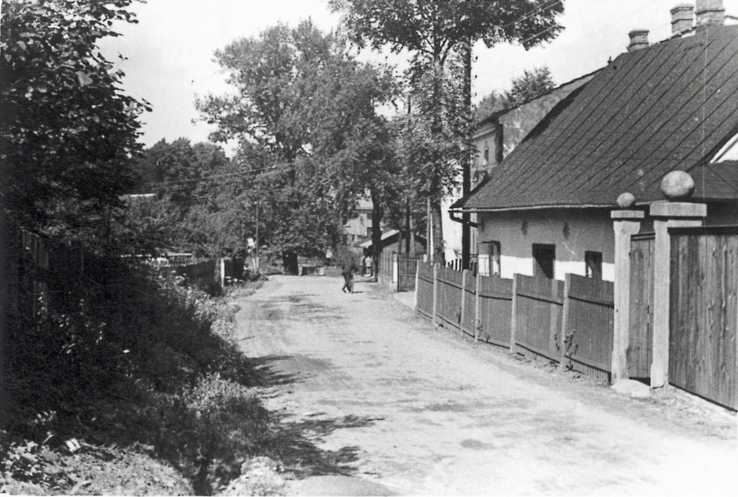 Ulice Slezská. Vpravo nízký dům čp. 55, za ním vyšší dům: Restaurace Jan Kotlarski, čp. 315 (lokalizace snímku: Jan Polakovič)