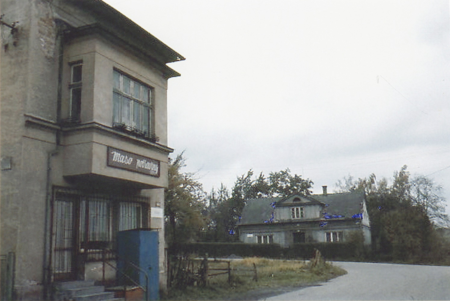 Vlevo dům čp. 1643 (Prodejna maso, potraviny), za zatáčkou pak dům čp. 553. Fotografováno 2.11.1992 (S laskavým svolením autorky p. J. Stellmeierové, ze soukromé sbírky).