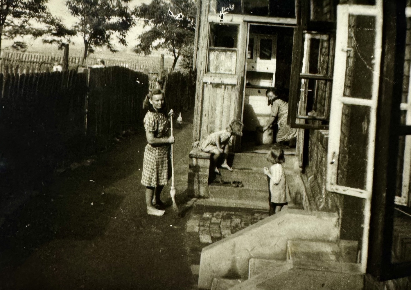 Momentka ze života... U domu čp. 559, snímek z roku 1949. (S laskavým svolením p. Pavla Veselého, ze soukromé sbírky)
