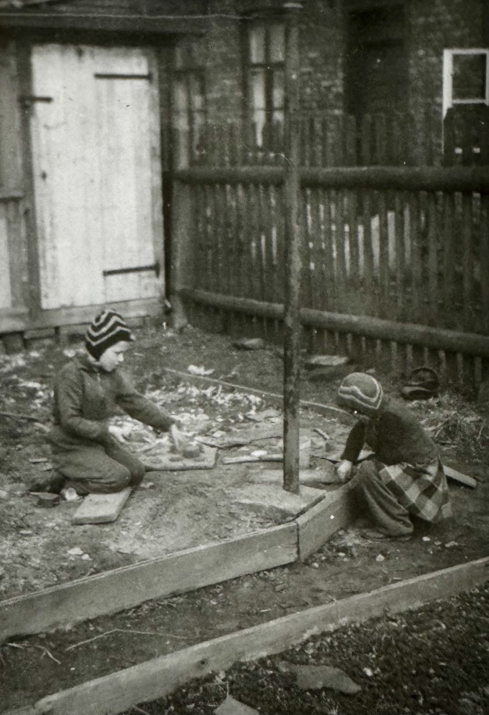 Momentka ze života... Na zahradě před domem čp. 559, snímek z roku 1949. (S laskavým svolením p. Pavla Veselého, ze soukromé sbírky)