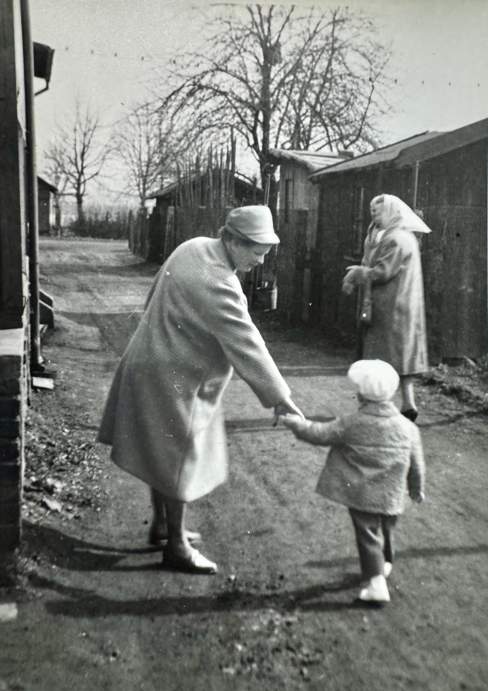 Momentka ze života... Na ulici za domem čp. 559 ve směru k dolu ČSA, snímek z roku 1966. (S laskavým svolením p. Pavla Veselého, ze soukromé sbírky)