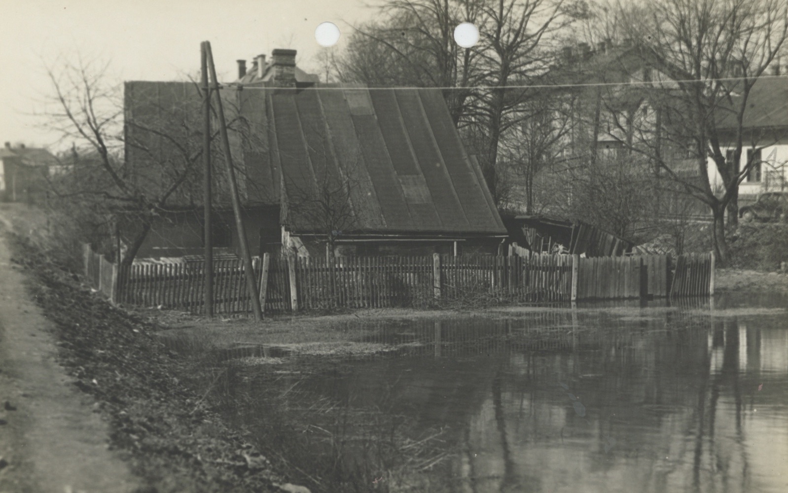 V popředí dům čp. 58. Fotografováno z tramvajového náspu, vlevo vzadu budova fary, za domem čp. 58 jsou vidět komíny Cukrářství Gilka (čp. 1679), vpravo velká budova Krejčovství Kantor (čp. 684) a na kraji dům čp. 791 (Identifikace objektů: Jan Polakovič)