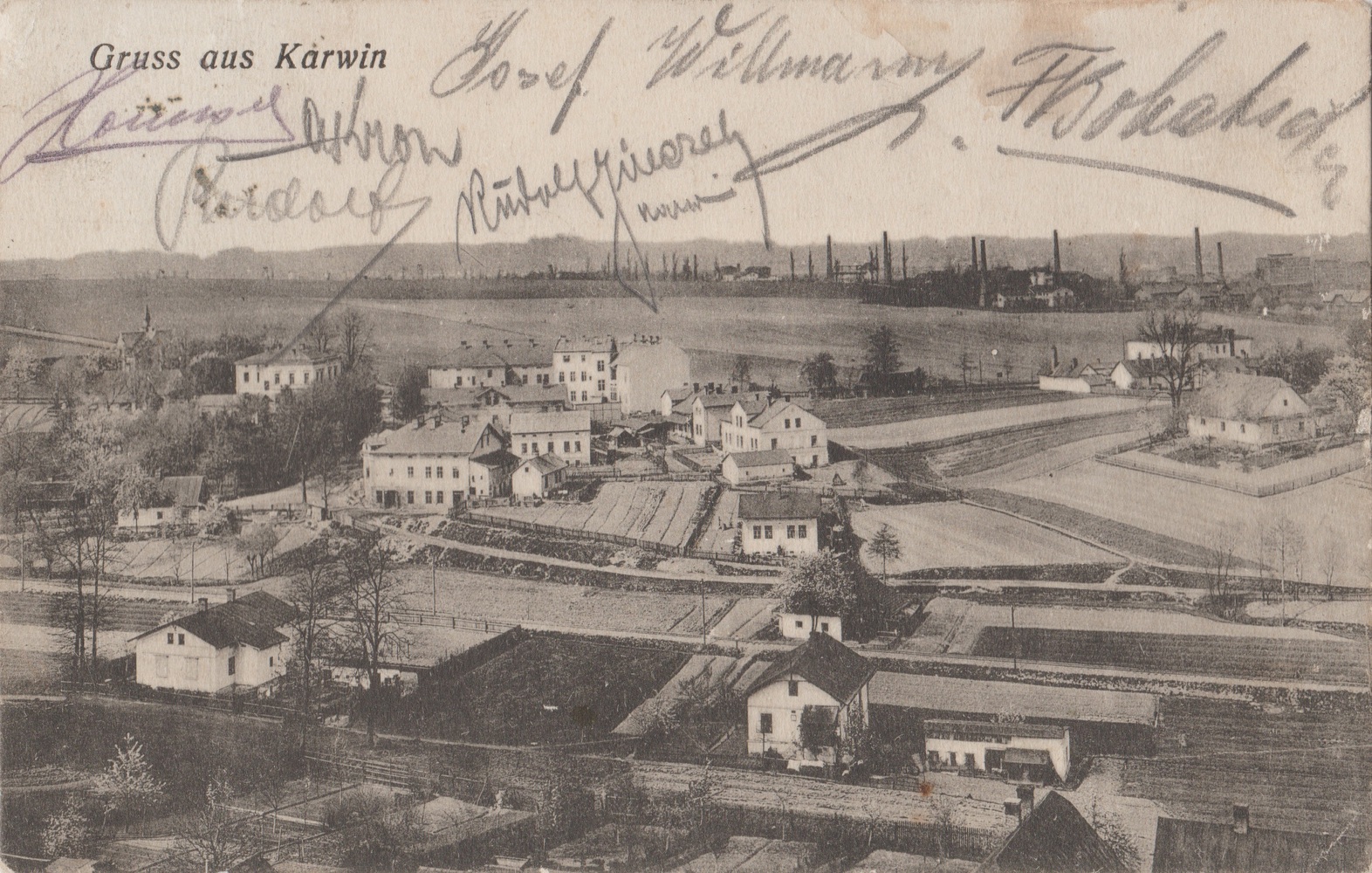 Pohled z Gabriely směrem k Lékárně u sv. Barbory (čp. 422) a Restauraci Viktor Flach (čp. 470). Dům čp. 585: patrový dům s vikýřem uprostřed snímku. Varianta s vyznačením čísel popisných na následující fotografii... (S laskavým svolením p. Jana Polakoviče, ze soukromé sbírky)