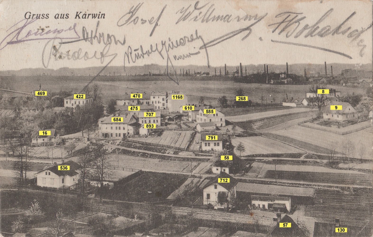 Pohled z Gabriely směrem k Lékárně u sv. Barbory (čp. 422) a Restauraci Viktor Flach (čp. 470). Dům čp. 585: patrový dům s vikýřem uprostřed snímku. (Identifikace snímku a označení čísly popisnými: Jan Polakovič)