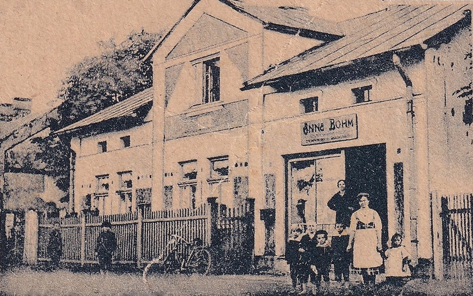 Obchodní dům Anna Böhm, čp. 587. Od roku 1945 Ústřední potravní spolek pro Slezsko, filiálka 93 (S laskavým svolením p. Jana Polakoviče, ze soukromé sbírky)