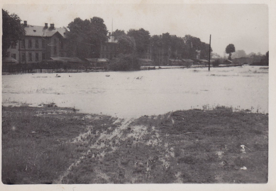 Zaplavené hřiště PKS Polonia Karwina při povodních v roce 1940. V pozadí bloky bytů pro zaměstnance Košisko-bohumínské dráhy.