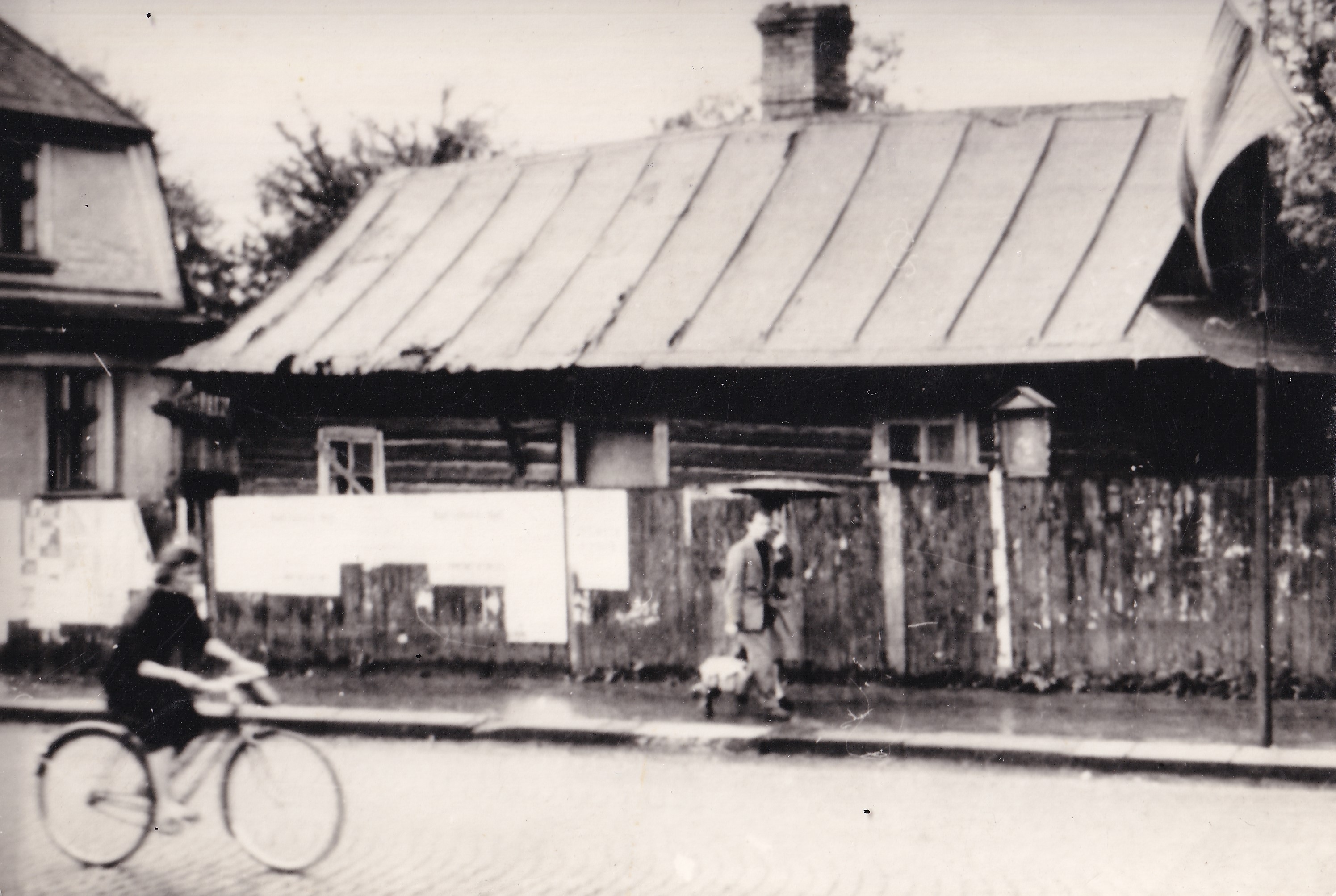 Dřevěnka dědy Jindřicha Kubienky z matčiny strany v Karviné (Externí zdroj: Paměť národa: Jindřich Kubienka (1942), archiv Jindřicha Kubienky. Odkaz = KLIK NA FOTOGRAFII)