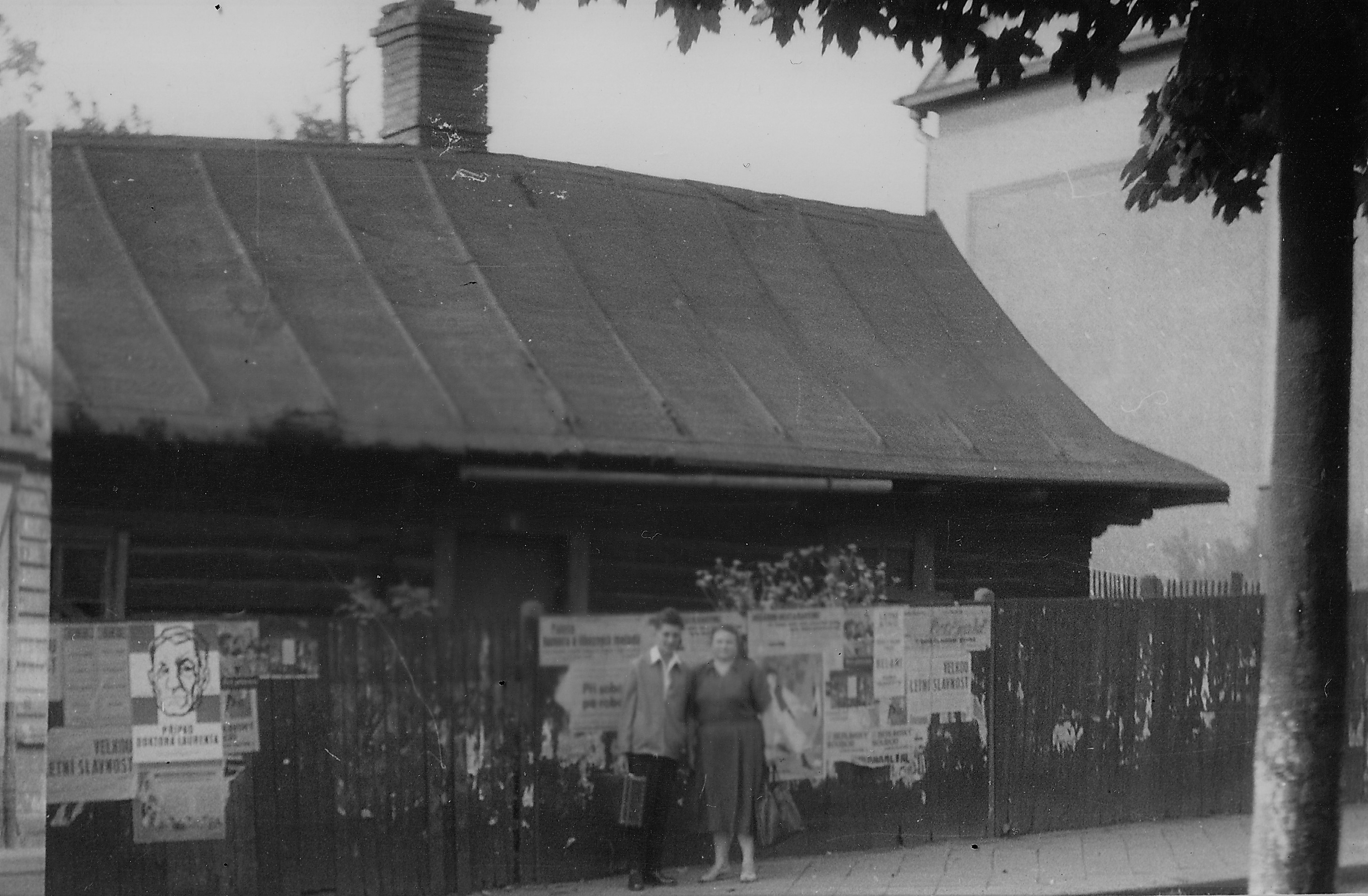 Pan Jindřich Kubienka s matkou před dědovou dřevěnkou (čp. 6) v Karviné kolem roku 1957 (Externí zdroj: Paměť národa: Jindřich Kubienka (1942), archiv Jindřicha Kubienky. Odkaz = KLIK NA FOTOGRAFII)