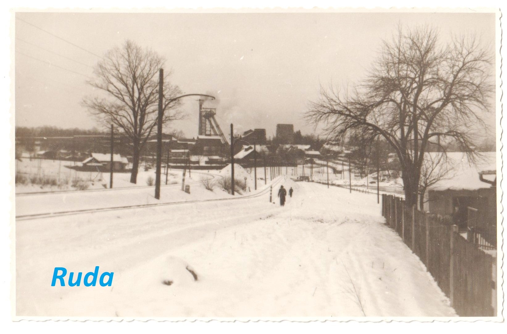 Pohled z Kostelní ulice směrem k dolu Gabriela v roce 1935. Vpravo plot domu čp. 60, vlevo za stromem dům čp. 1127. (Externí zdroj: Facebook = klik na obrázek)