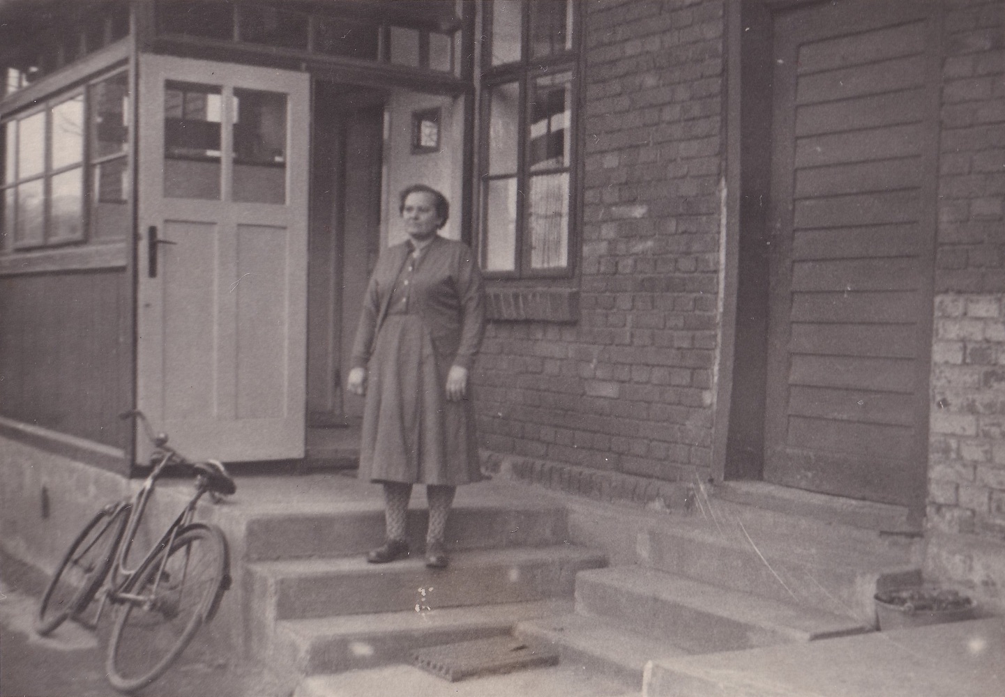 Momentka ze života u domu čp. 603. Fotografováno v roce 1960. (S laskavým svolením p. Jany Golasowské, roz. Pyszkové, ze soukromé sbírky)