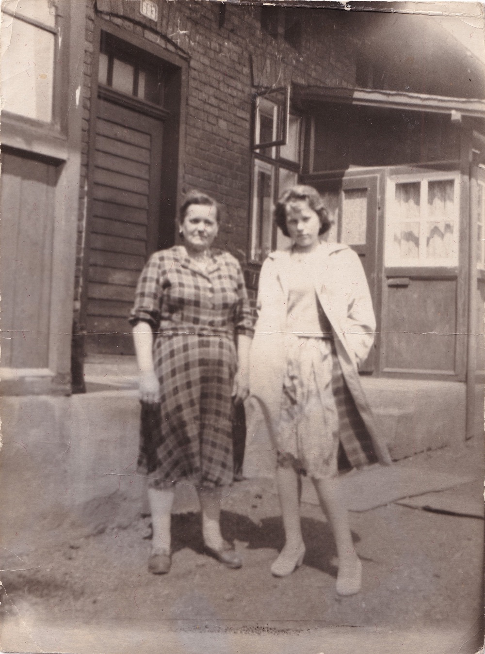 Momentka ze života u domu čp. 603. Fotografováno v roce 1960. (S laskavým svolením p. Jany Golasowské, roz. Pyszkové, ze soukromé sbírky)