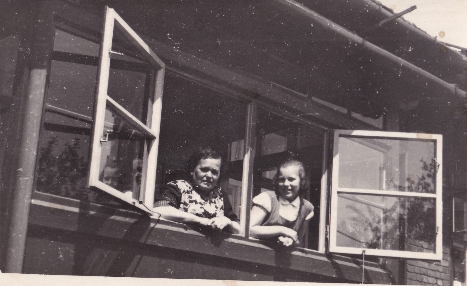 Momentka ze života u domu čp. 603. Fotografováno v roce 1960. (S laskavým svolením p. Jany Golasowské, roz. Pyszkové, ze soukromé sbírky)