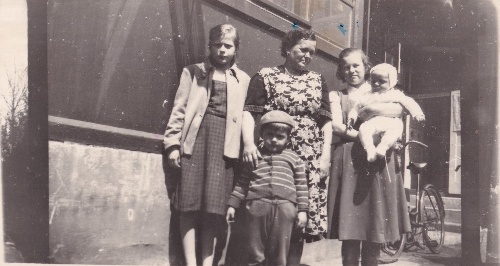 Momentka ze života u domu čp. 603. Fotografováno v roce 1960. (S laskavým svolením p. Jany Golasowské, roz. Pyszkové, ze soukromé sbírky)