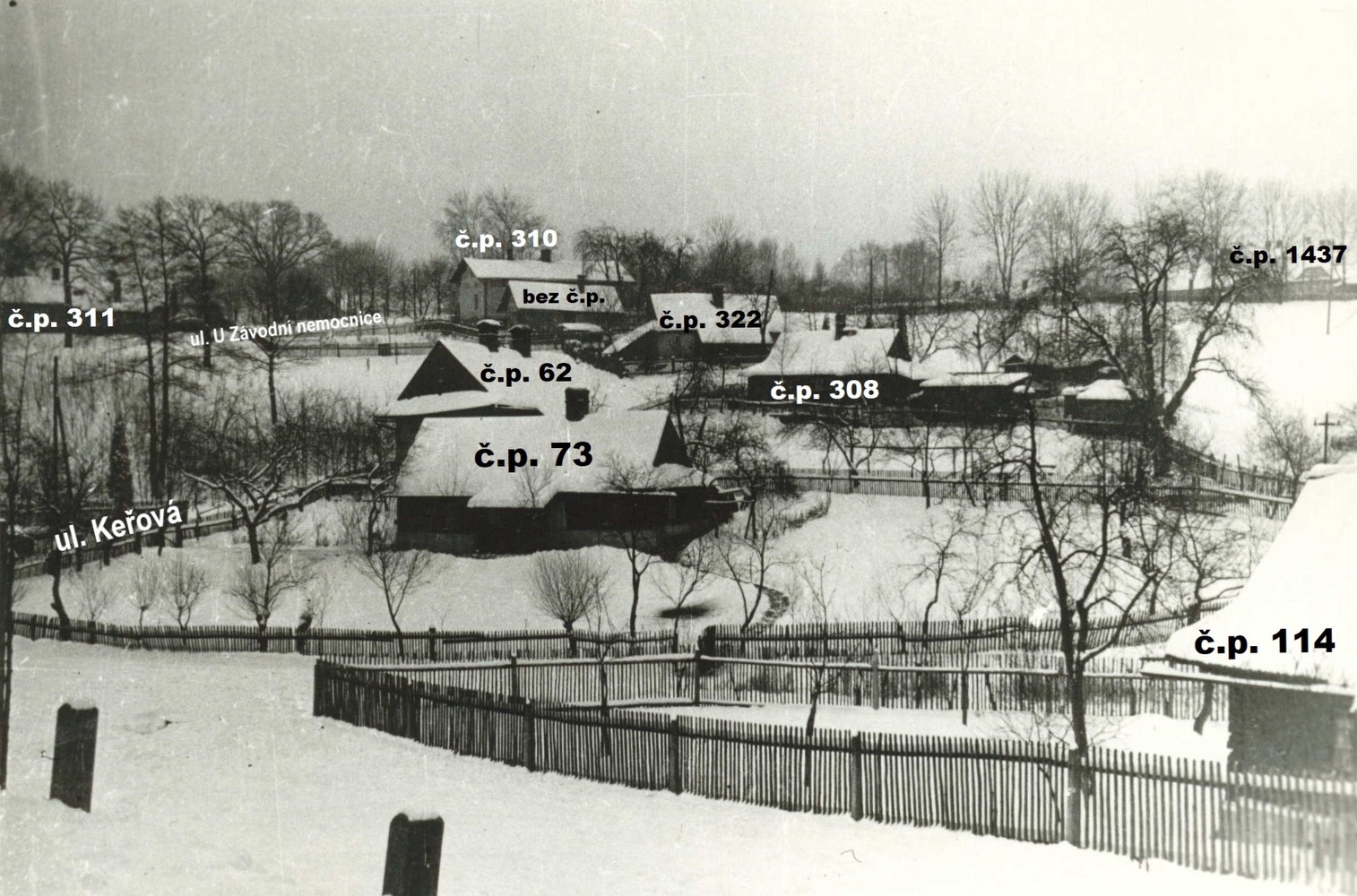 Pohled na domy na ulici Keřová a U Závodní nemocnice. Fotografováno ve směru od tramvaje nahoru ke školce na ulici Slezská. Uprostřed snímku dům čp. 73, v zákrytu za ním dům čp. 62. Dále pak vpravo směrem nahoru domy čp. 308, 322 a čp. 310. Vpravo roh domu čp. 114. (Identifikace a vyznačení objektů: Petr Bindač)