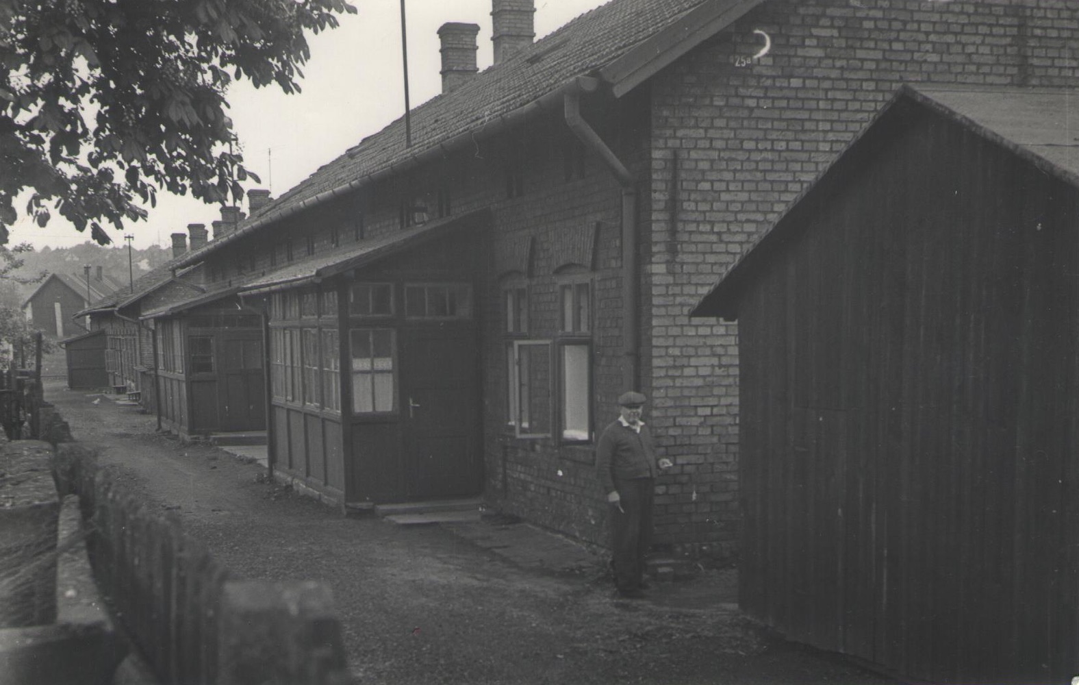 V popředí dům čp. 627, za ním dům čp. 628 v Červené kolonii (se svolením p. Wenzlové, ze soukromé sbírky)
