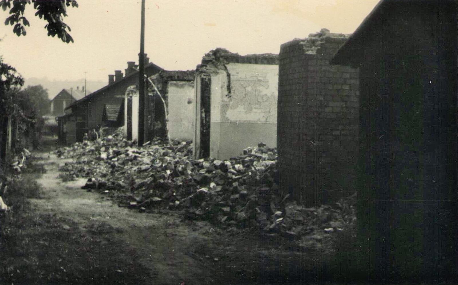 V popředí dům čp. 627 po demolici, za ním dům čp. 628 v Červené kolonii (se svolením p. Wenzlové, ze soukromé sbírky)