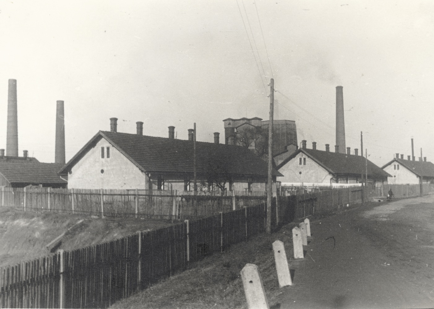 Zleva domy čp. 632, čp. 631 a čp. 548. V pozadí důl a koksovna Hohenegger.