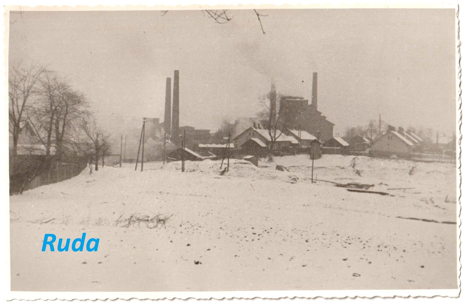 Pohled na důl a koksovnu Hohenegger. V popředí (za tratí) domy kolonie: v čele levé řady dům čp. 661, v čele pravé řady pak dům čp. 632. (Zdroj: Facebook = klik na obrázek)