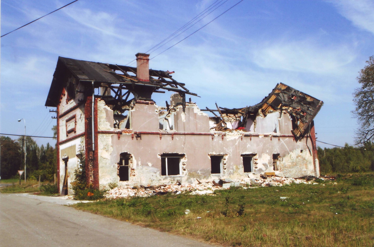 Demolice řeznictví Oczko na Kostelní ulici (čp. 641) v roce 2003. (Barevná fotografie ostravského fotografa Petra Sznapky, Státní okresní archiv Karviná, 6322/1)